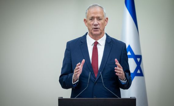 גנץ מגיב לברק וגולן: "חייב להתנהל לפי החוק"