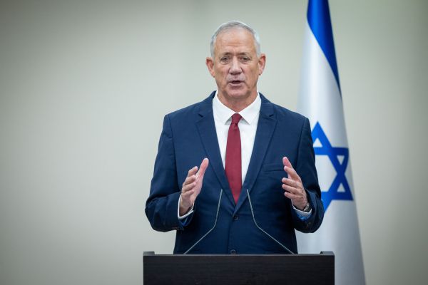 גנץ מגיב לברק וגולן: "חייב להתנהל לפי החוק"