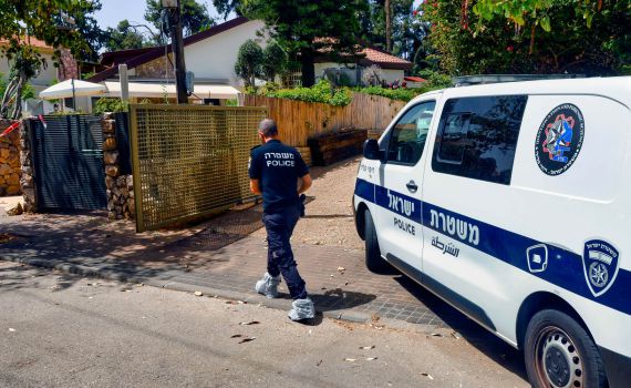 חשוד השליך תיק מגג: זה מה שהשוטרים מצאו בתוכו