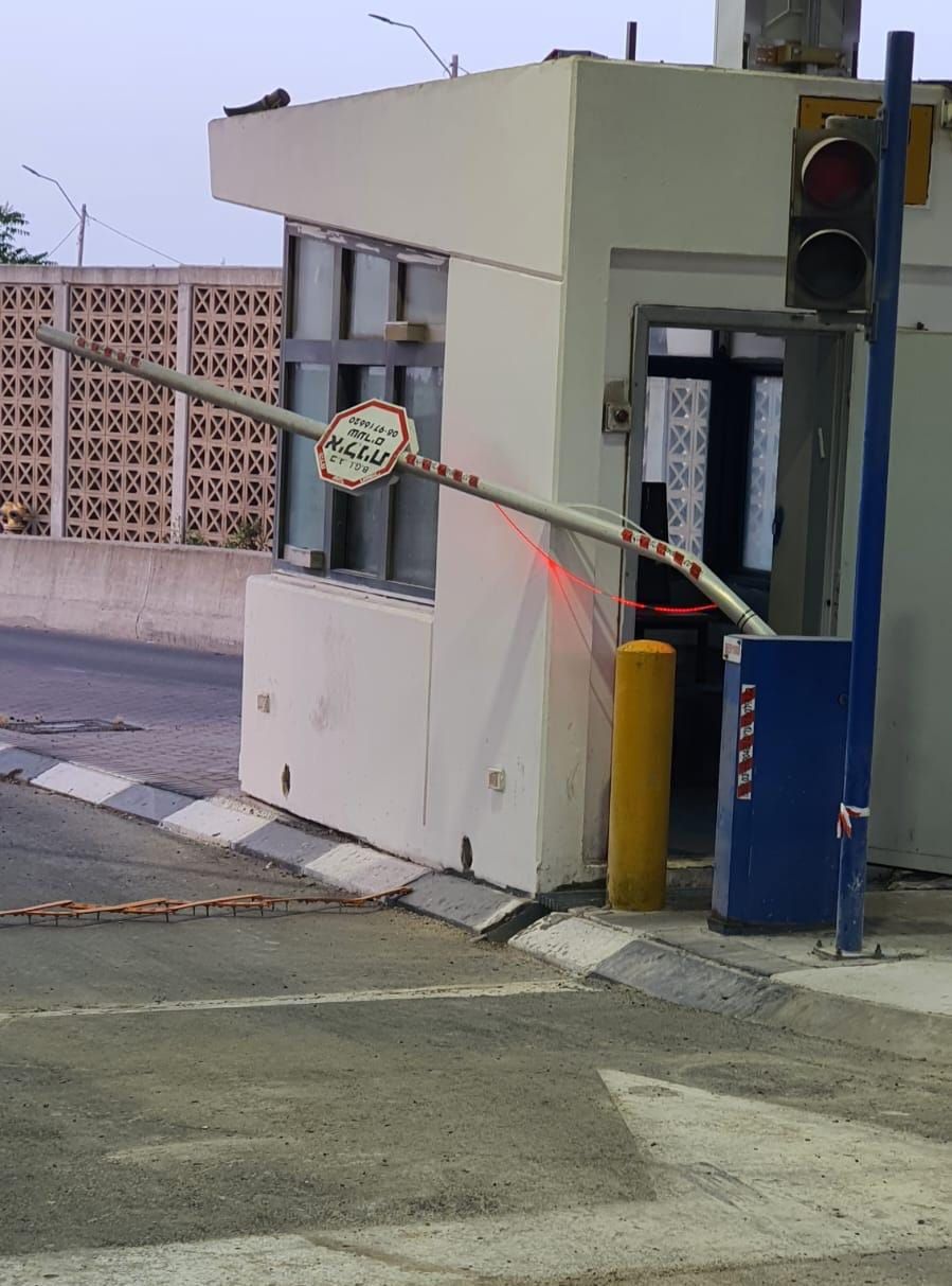 שב"ח גנב רכב, נסע נגד כיוון התנועה ופרץ מחסום