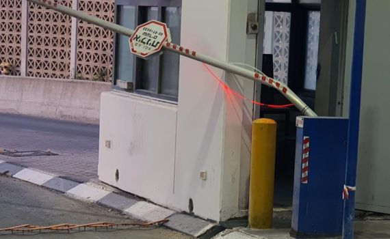 שב"ח גנב רכב, נסע נגד כיוון התנועה ופרץ מחסום