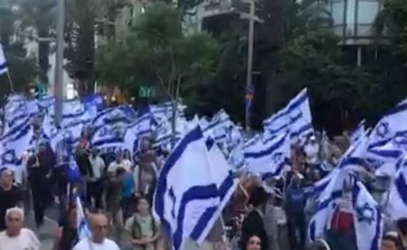 אלפים צעדו בת"א בעד הרפורמה המשפטית. צפו