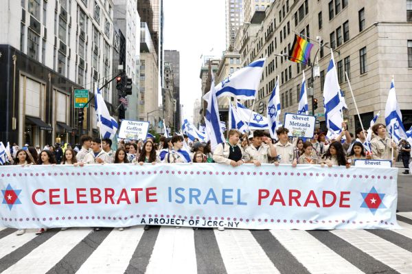 עשרות אלפים צועדים בניו יורק: חוגגים 75 לישראל