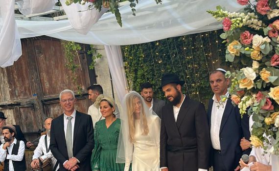 השחקן שהפך לחרדי התחתן עם אושיית הרשת הסרוגה