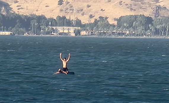 שני צעירים נסחפו ולא מצליחים לחזור לחוף. צפו בתיעוד