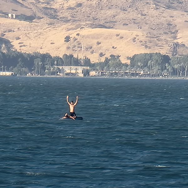 שני צעירים נסחפו ולא מצליחים לחזור לחוף. צפו בתיעוד