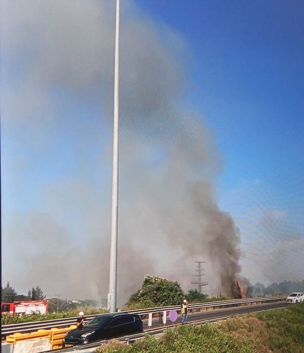 שריפה פרצה בסמוך למחלף ענבה. 4 צוותי כיבוי במקום