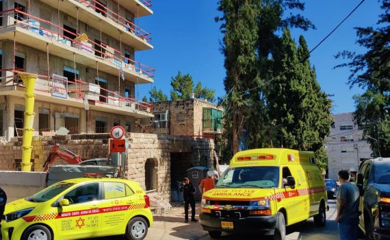 ירושלים: פועל שנפל מגובה פונה לביה"ח במצב קשה