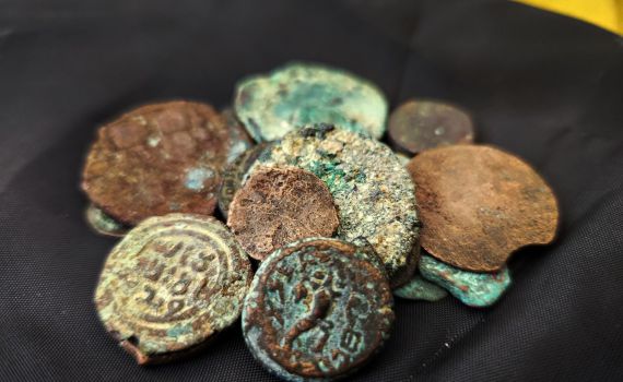 עשרות מטבעות עתיקים נתפסו במזרח ירושלים