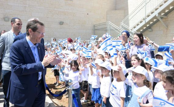 הרצוג בבית אל: "הדרך היחידה זה לדבר ולהתפשר"
