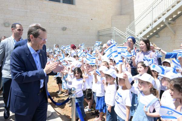 הרצוג בבית אל: "הדרך היחידה זה לדבר ולהתפשר"
