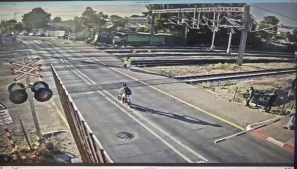 רגע מאסון: אירוע חריג בתחנת הרכבת בלוד. צפו