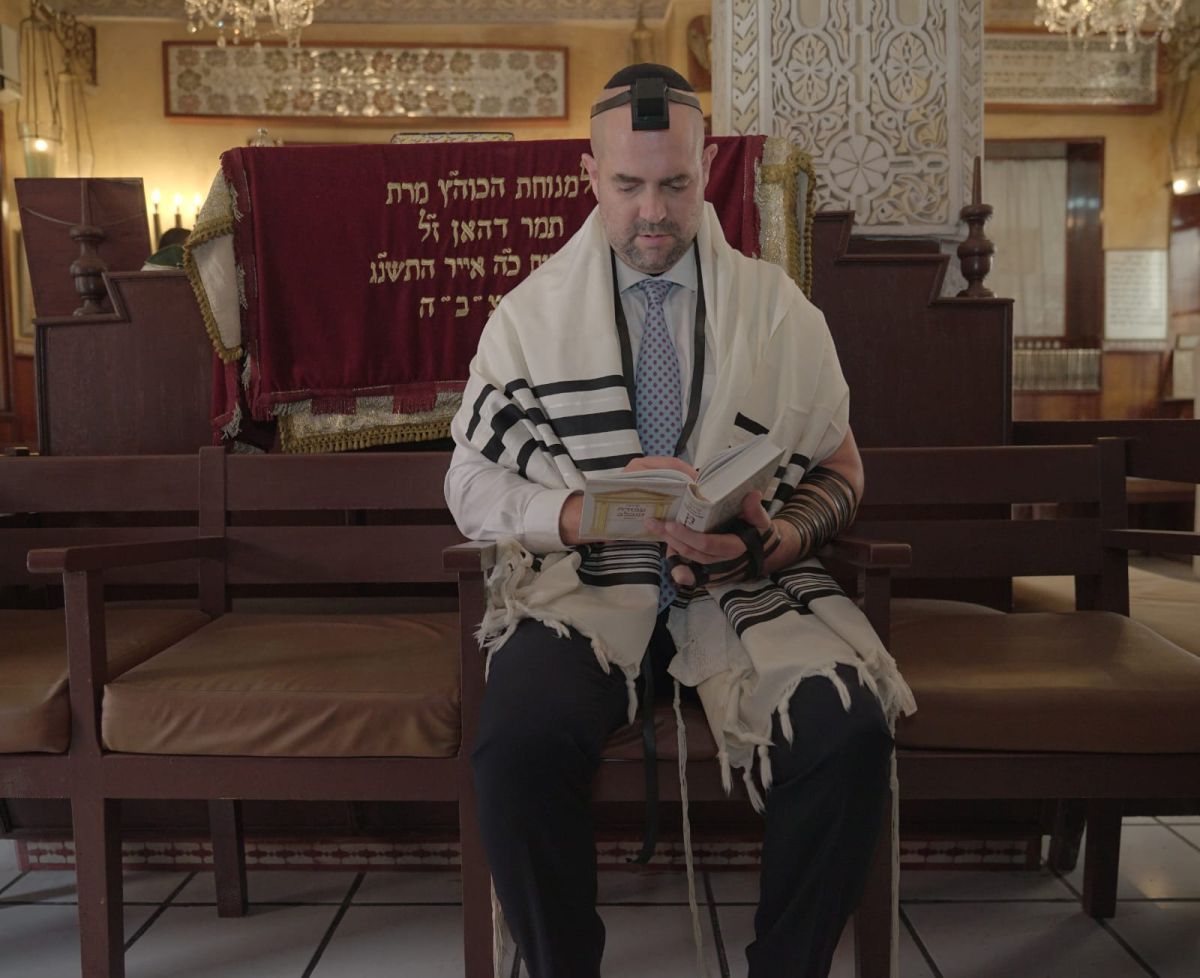 מרגש: אמיר אוחנה בבית הכנסת של אביו במרוקו