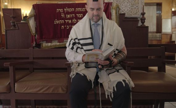 מרגש: אמיר אוחנה בבית הכנסת של אביו במרוקו