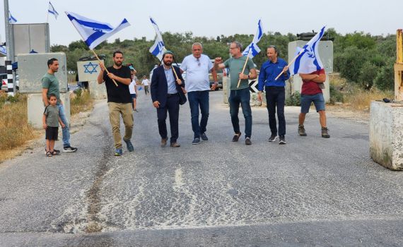 צפו: בנימין הורגן וצבי סוכות איישו את המחסום בחרמש