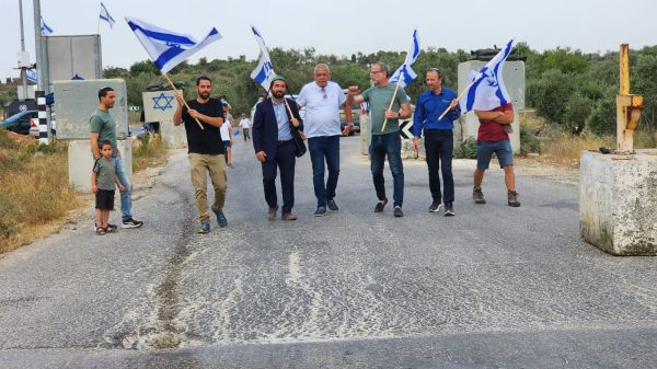 צפו: בנימין הורגן וצבי סוכות איישו את המחסום בחרמש