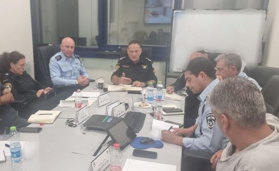 איים לעזוב אם הרפורמה תעבור והושעה מהמשטרה