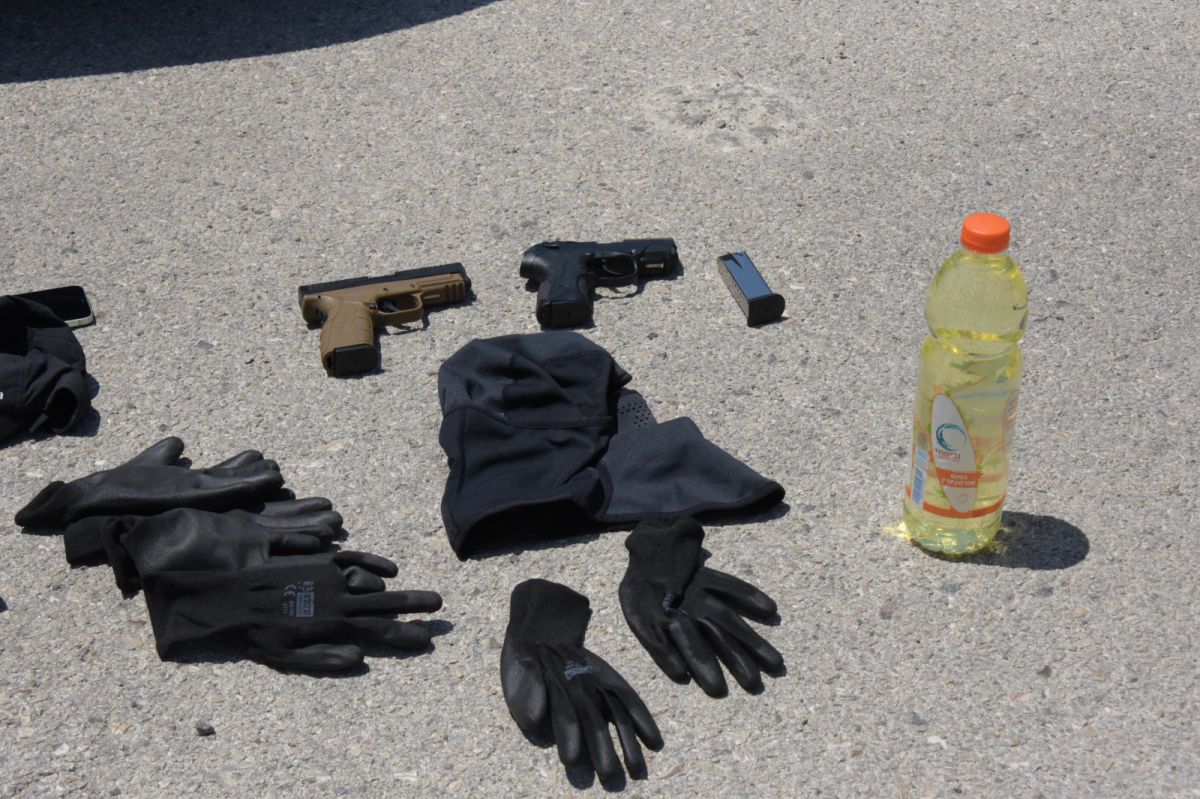 בנשקים שלופים: חולית מתנקשים נעצרה. צפו