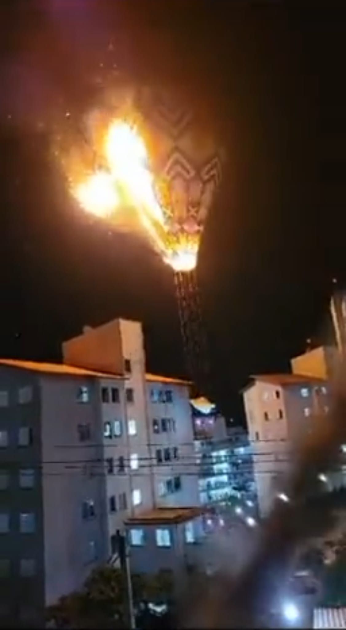 תיעוד מטורף: כדור פורח עלה באש והתרסק על בניין