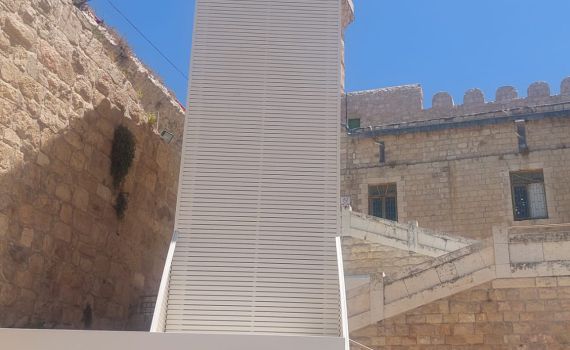 לאחר שנים של מאמץ: מעלית במערת המכפלה