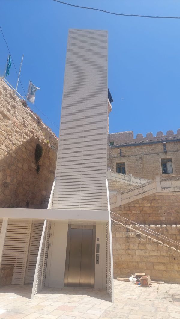 לאחר שנים של מאמץ: מעלית במערת המכפלה