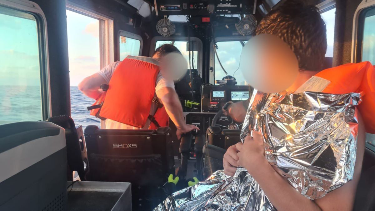 תיעוד דרמטי: הילד נסחף והשוטרים חילצו בלב ים