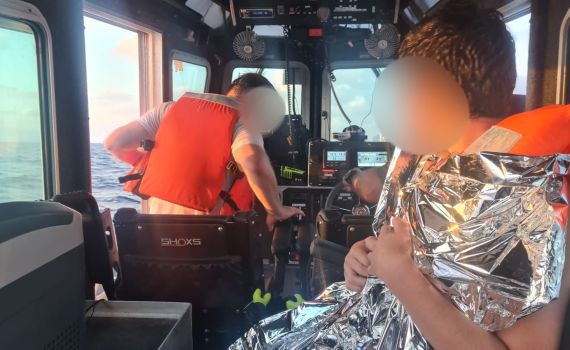 תיעוד דרמטי: הילד נסחף והשוטרים חילצו בלב ים