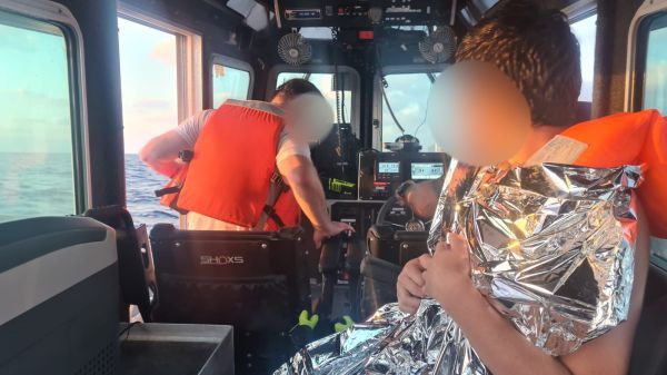 תיעוד דרמטי: הילד נסחף והשוטרים חילצו בלב ים