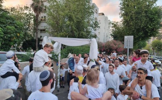 מרגש: ספר תורה חדש לישיבת מעלה אליהו בת"א