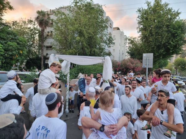 מרגש: ספר תורה חדש לישיבת מעלה אליהו בת"א