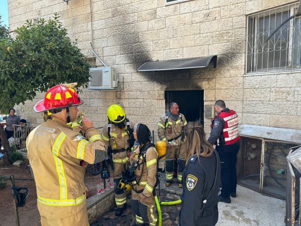 ירושלים: אישה נלכדה בבניין בוער, מצבה קשה