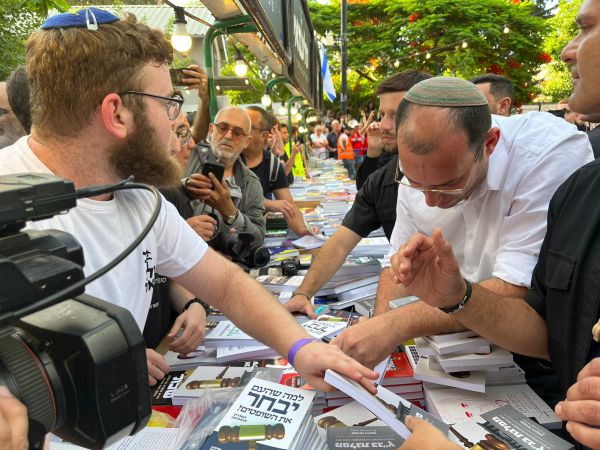 פעילי שמאל הפגינו נגד ח"כ רוטמן בשבוע הספר. צפו