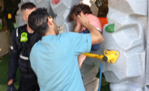 חילוץ לא שגרתי בגן השעשועים