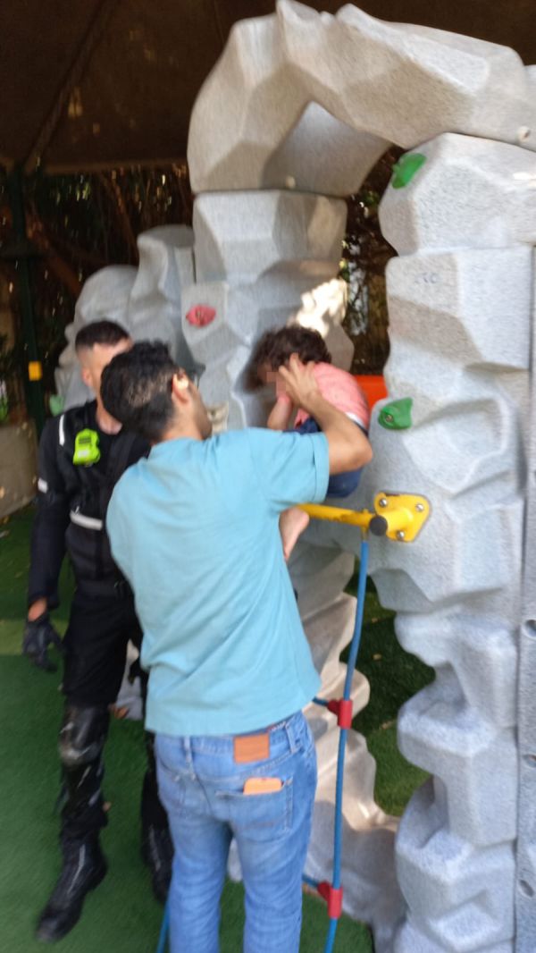 חילוץ לא שגרתי בגן השעשועים