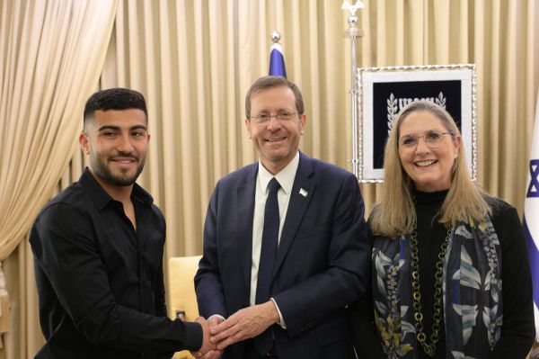 בעקבות הקריאות הגזעניות: הנשיא התקשר לאבו פאני