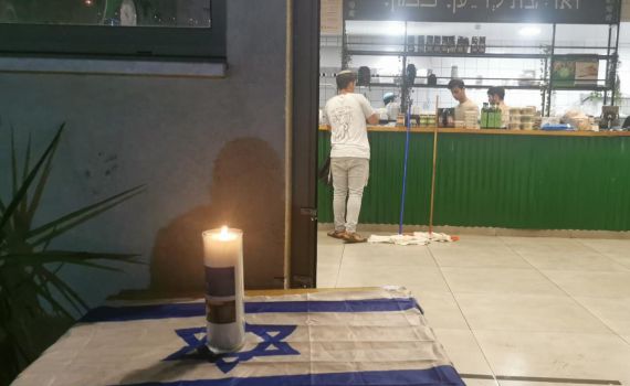 עובדי המסעדה בה בוצע הפיגוע במחווה מרגשת