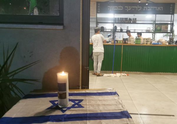 עובדי המסעדה בה בוצע הפיגוע במחווה מרגשת