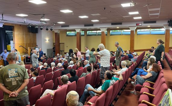 שוב מהומה בכנס: מפגינים התפרצו לעבר ניסים ואטורי