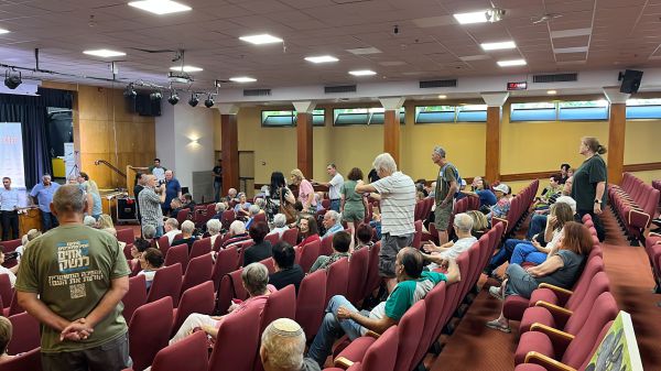 שוב מהומה בכנס: מפגינים התפרצו לעבר ניסים ואטורי