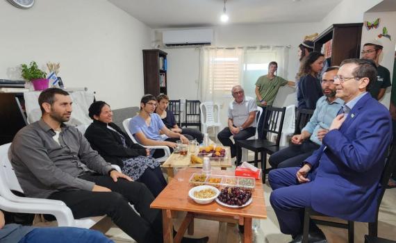 הנשיא הרצוג הגיע לעלי וניחם את משפחות הנרצחים