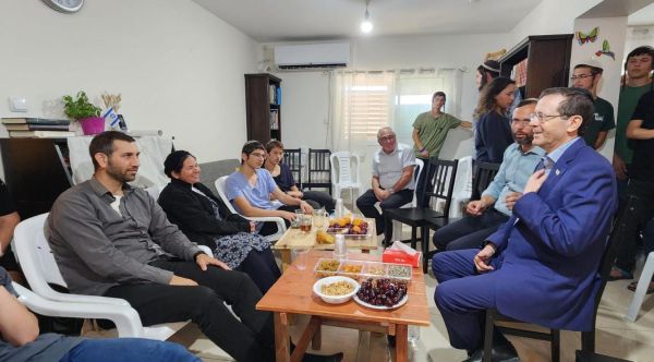 הנשיא הרצוג הגיע לעלי וניחם את משפחות הנרצחים