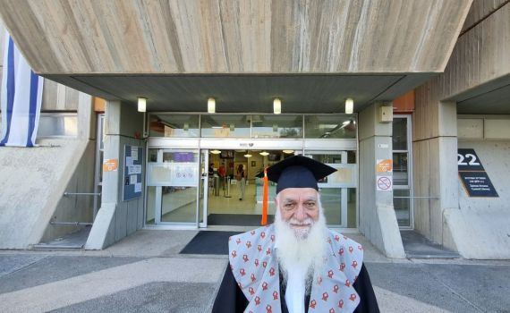 בגיל 80: איש החינוך הסרוג קיבל תואר דוקטור