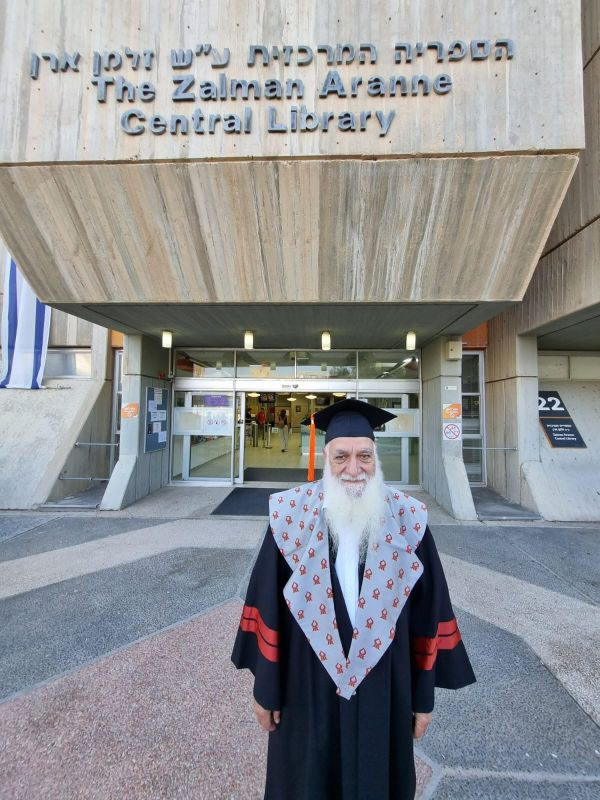 בגיל 80: איש החינוך הסרוג קיבל תואר דוקטור