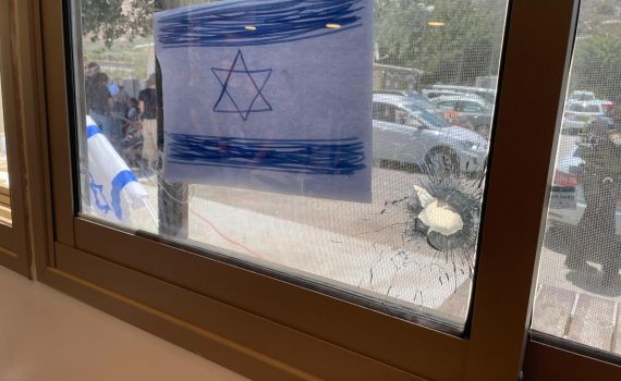 תמונת היום: יריית המחבל בחלון החומוסיה ודגל ישראל