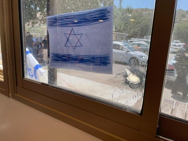 תמונת היום: יריית המחבל בחלון החומוסיה ודגל ישראל