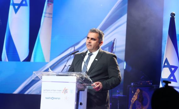 צפו: השר הגיע לביקור מדיני והתקבל בשירה ושמחה