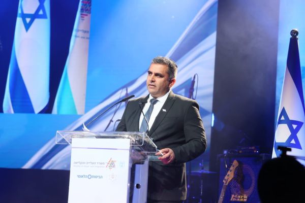 צפו: השר הגיע לביקור מדיני והתקבל בשירה ושמחה