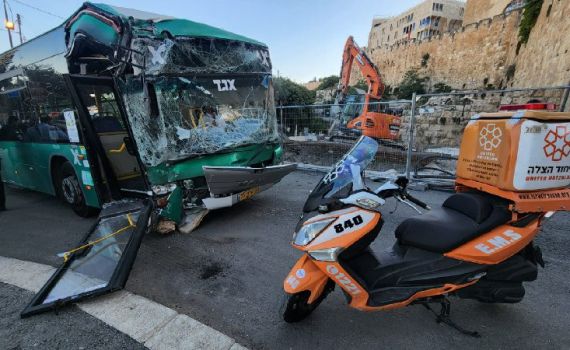 ירושלים: אוטובוס התנגש בבטונדה, 14 פצועים במקום