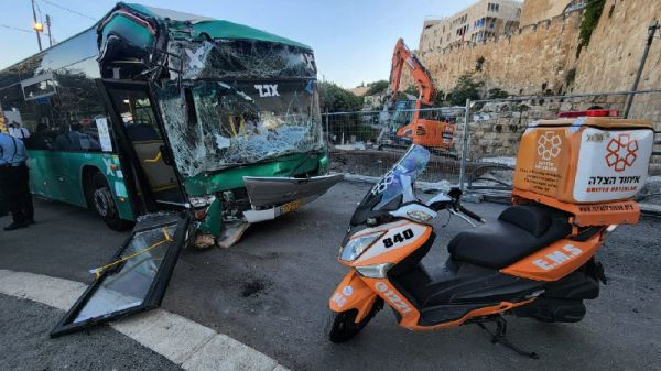 ירושלים: אוטובוס התנגש בבטונדה, 14 פצועים במקום