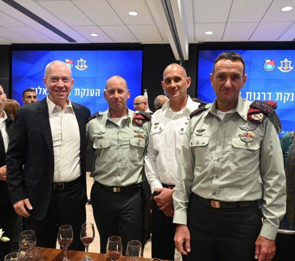 אלופים חדשים: גלנט העניק דרגות לשני קצינים במטכ"ל